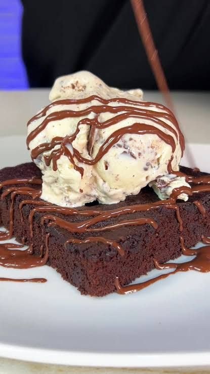 Brownie con helado